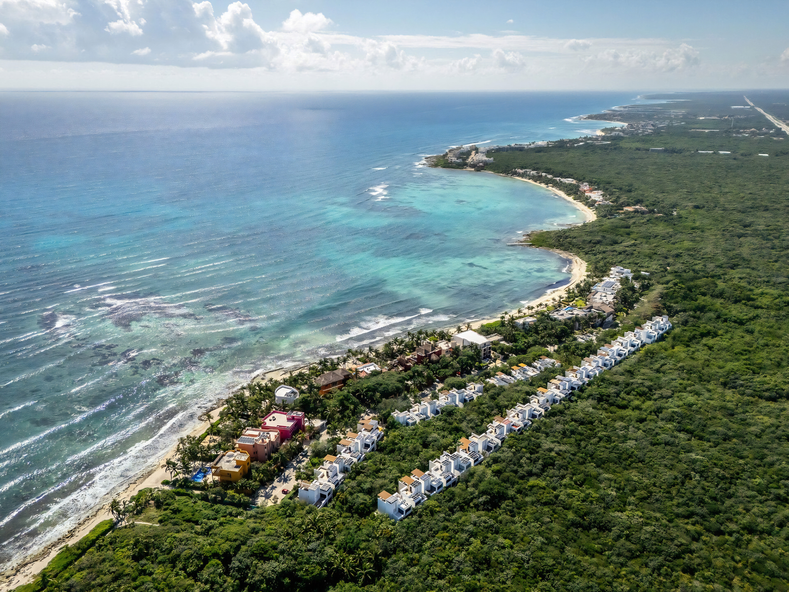 Akumal Beach Resort — Desarrollo de Proyectos, fotografía en blanco y negro con revelado a color al pasar el cursor